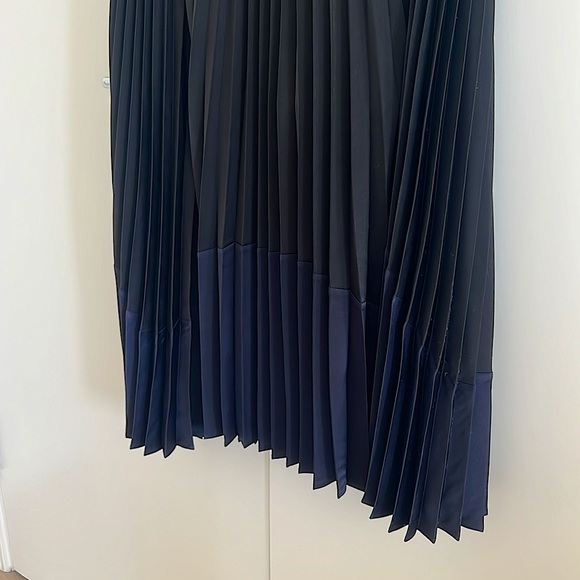 Uniqlo:C Pleated Color Block Skirt, Black/Navy, Size M - Picture 3 of 5
